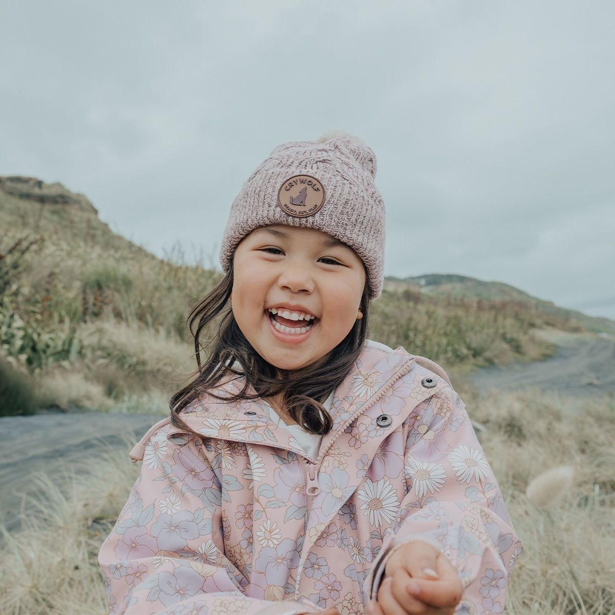 A girl wearing the Crywolf Mauve speckled beanie outside in the cold.