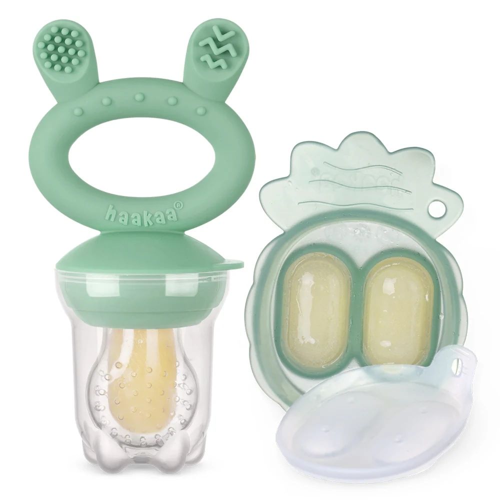 This Pea Green Haakaa Fresh Food Feeder Mini Combo safely introduces new flavours, soothes teething gums, and prevents choking with frozen food portions.