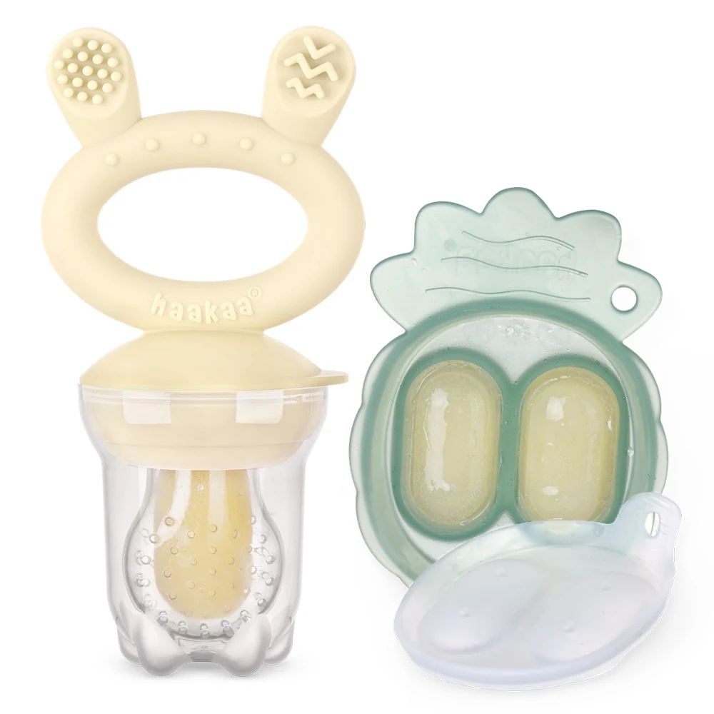 This Oat coloured Haakaa Fresh Food Feeder Mini Combo safely introduces new flavours, soothes teething gums, and prevents choking with frozen food portions.