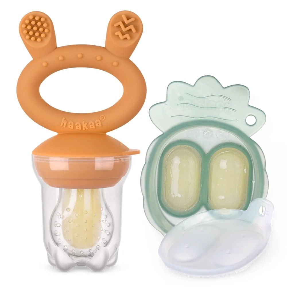 This Pumpkin coloured Haakaa Fresh Food Feeder Mini Combo safely introduces new flavours, soothes teething gums, and prevents choking with frozen food portions.