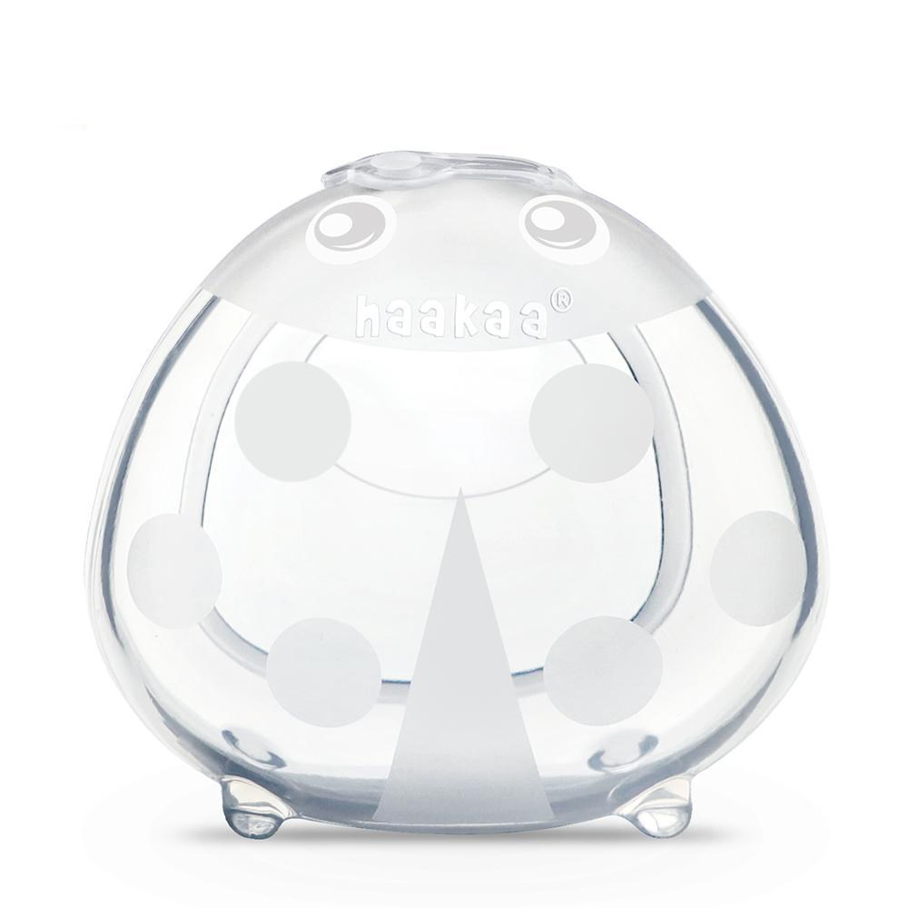 This 40ml Haakaa Ladybug Silicone Milk Collector discreetly collects breast milk throughout the day, preventing waste and maximizing let-down.