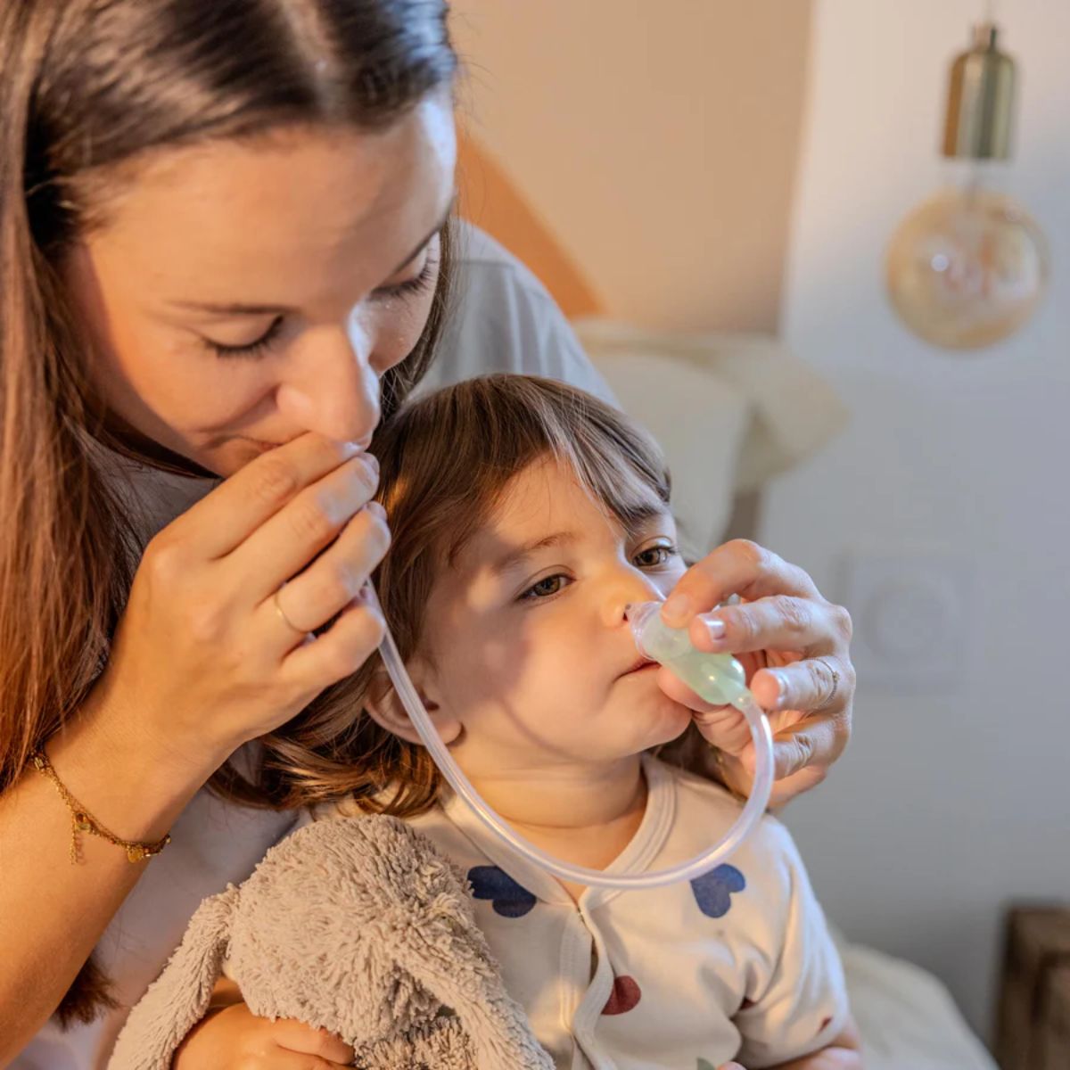 The Nöze Pro is a filter-free nasal aspirator designed to help parents clear their baby’s nasal passages safely and effectively. Its unique filter-free system uses a valve mechanism that prevents backflow, ensuring optimal hygiene without needing to buy or replace filters.