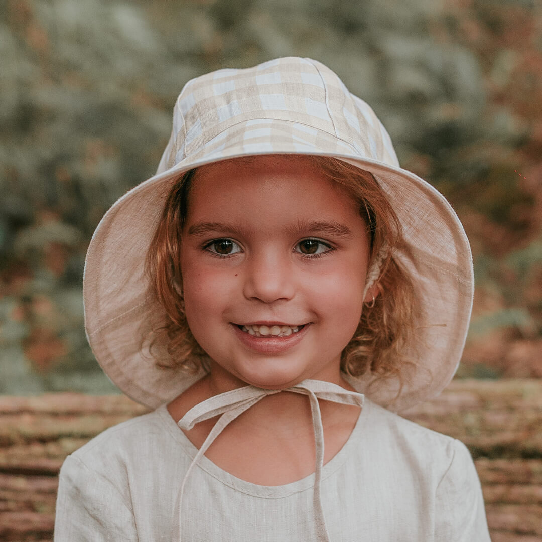 Girl with bucket hat online